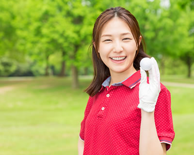 ゴルフボールを持つ若い女性